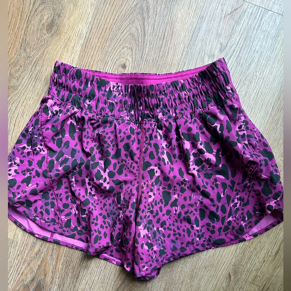 LULULEMON TRACK THAT MR SHORTS 5” in CAMO CHETAH MAGENTA PURPLE size 8 - Picture 2 of 7